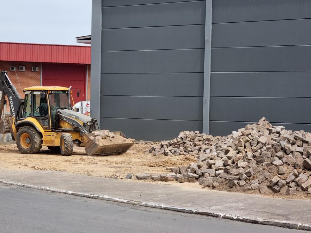 Prefeitura teve que usar máquina e dois caminhões para realizar o trabalho que já tinha contratado para uma empresa fazer - Foto: NB Notícias