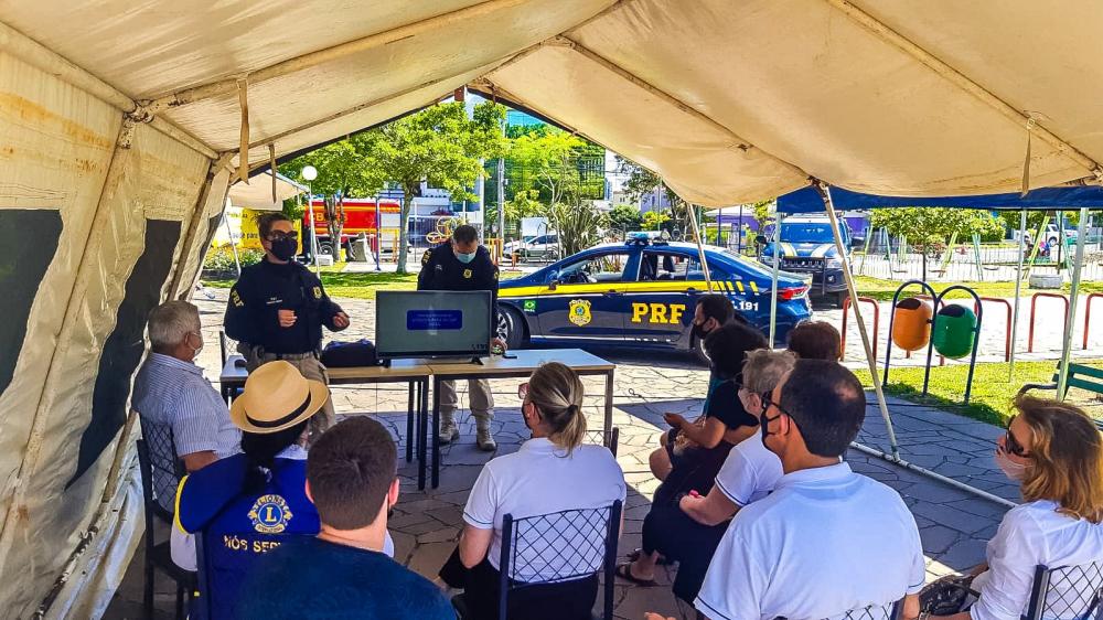 Policiais rodoviários deram orientações para um trânsito mais seguro - Fotos: PRF/Divulgação