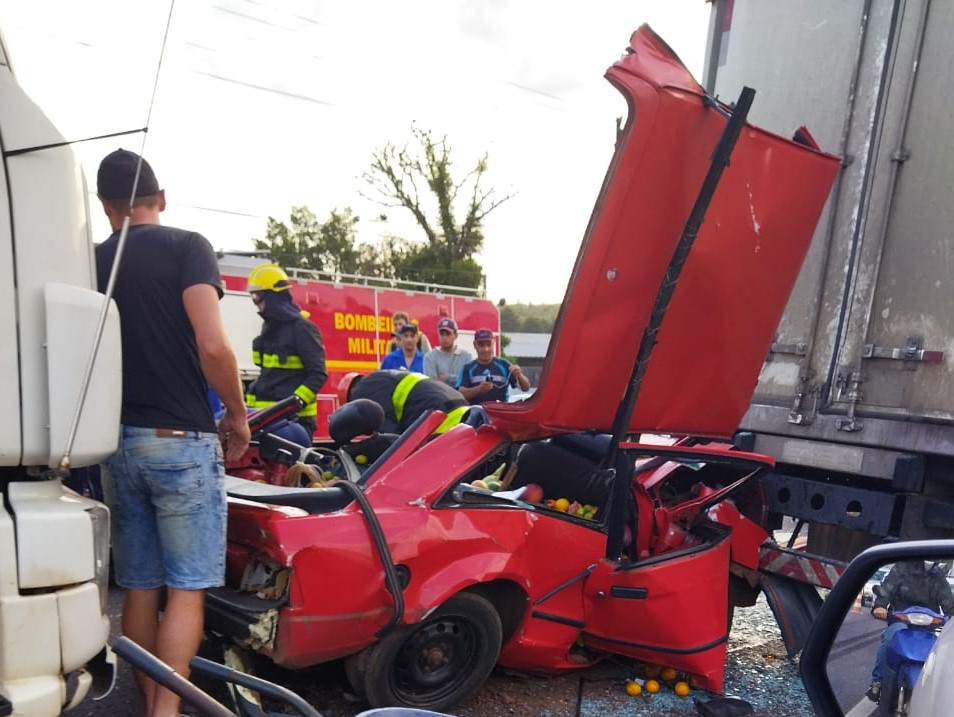 Carro é prensado por dois caminhões e motorista sai ileso do acidente