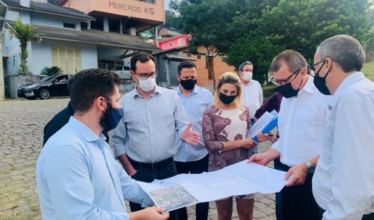 Reforma da quadra do bairro Zatt já se arrasta há quase nove meses