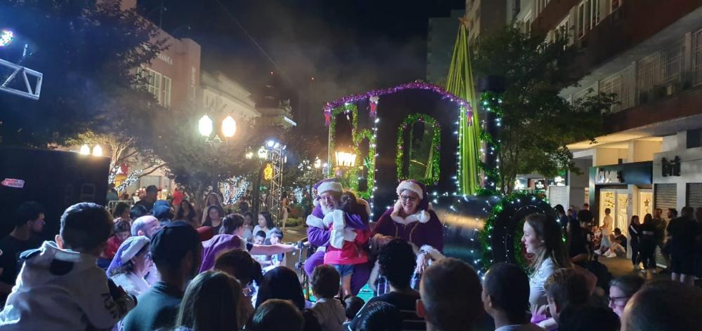 Noite para acompanhar o desfile alegórico Buon Natale na Via del Vino