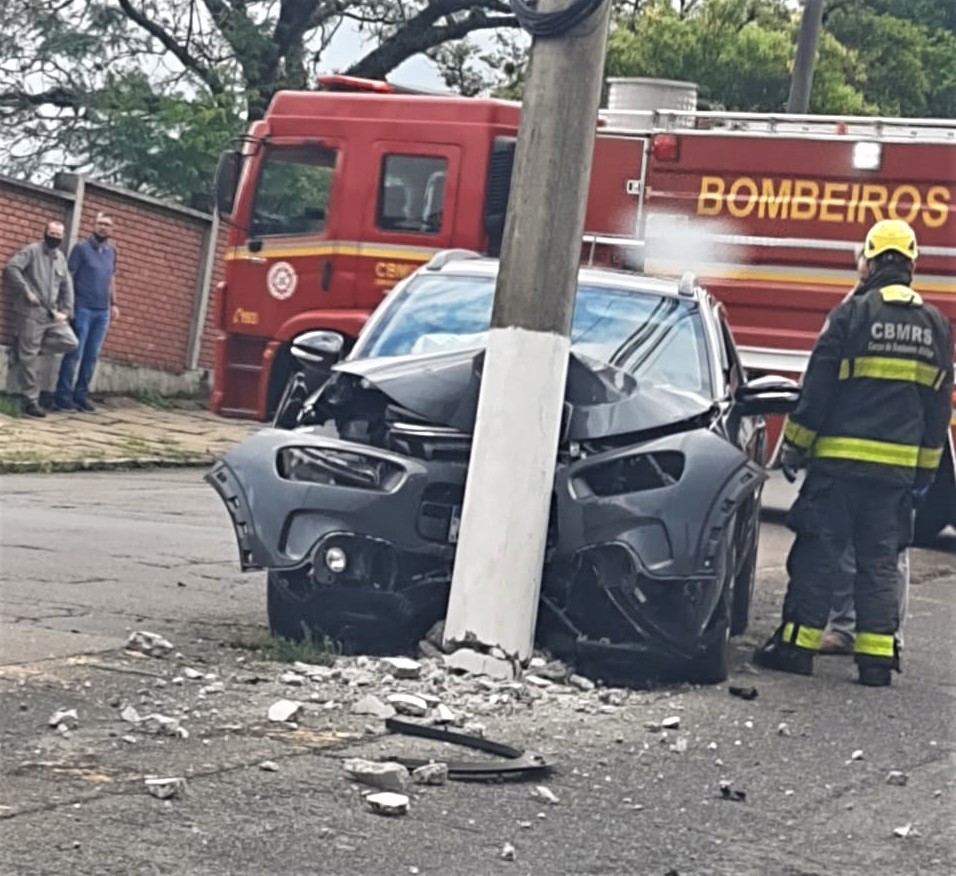 Motorista embriagado atinge poste com automóvel em Bento Gonçalves