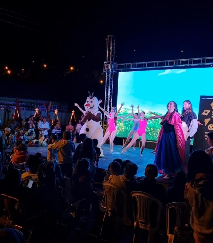 Crianças e adultos se encantam com o espetáculo Frozen nos bairros