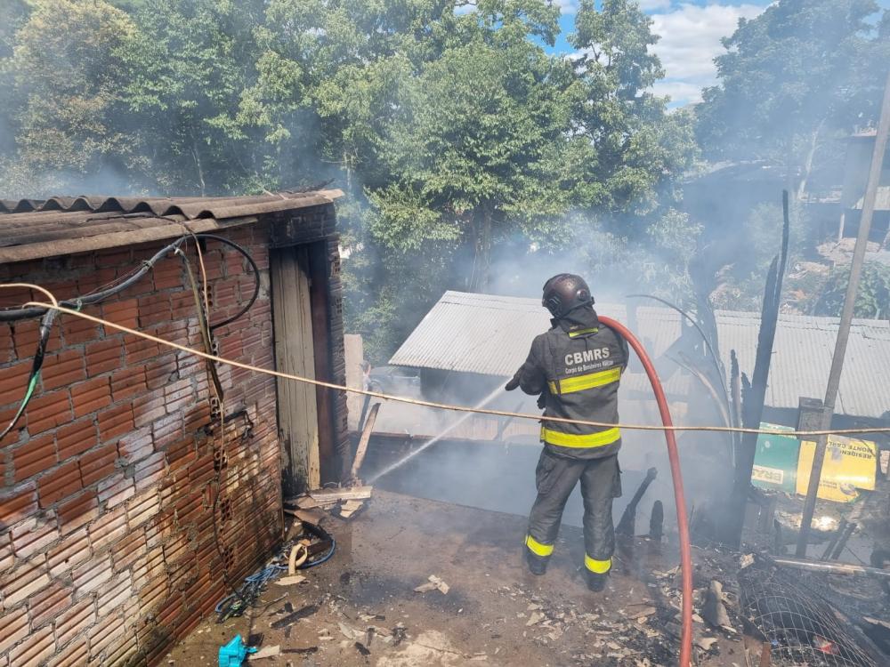 Depois de incêndio no bairro Eucaliptos, famílias pedem doações de roupas, alimentos e colchões