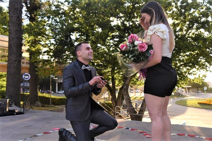 Pedido de casamento foi feito nas cascatas do Centro Cívico da UCS - Fotos: Renata Chies