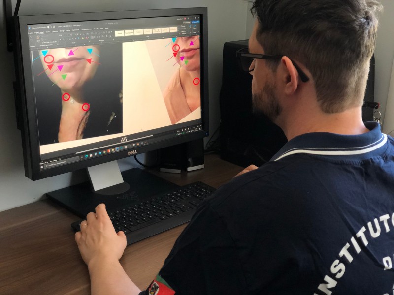 A perícia em si é feita com o uso de dois softwares específicos, e requer conhecimentos de processamento de imagens e anatomia facial humana - Foto: Luciano Beux/IGP