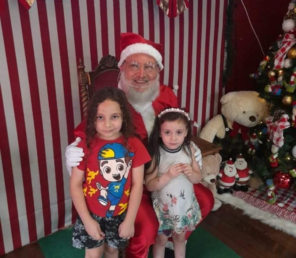 Pequeno Nicollas Thor (de vermelho) resolveu fazer pedido especial ao Papai Noel