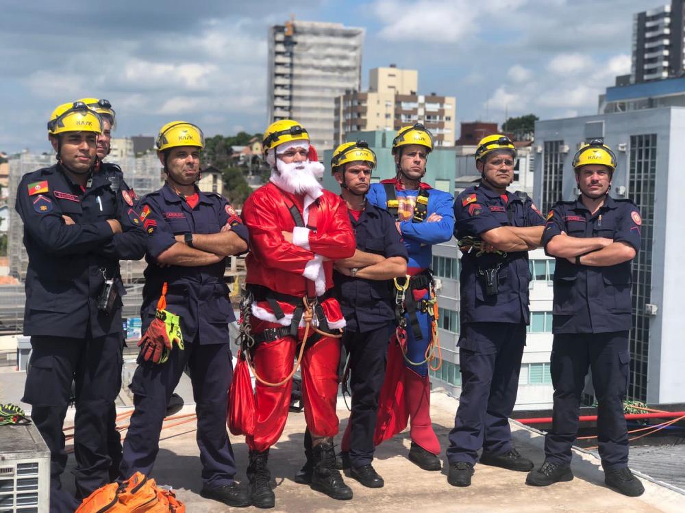 Campanha Natal de Amor do Corpo de Bombeiros começou a entrega de brinquedos pelo hospital