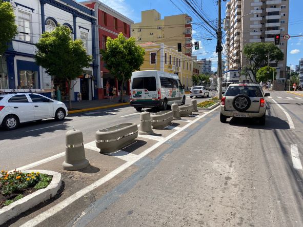 Rua Marechal Deodoro, no Centro de Bento, recebe sinos e floreiras de concreto