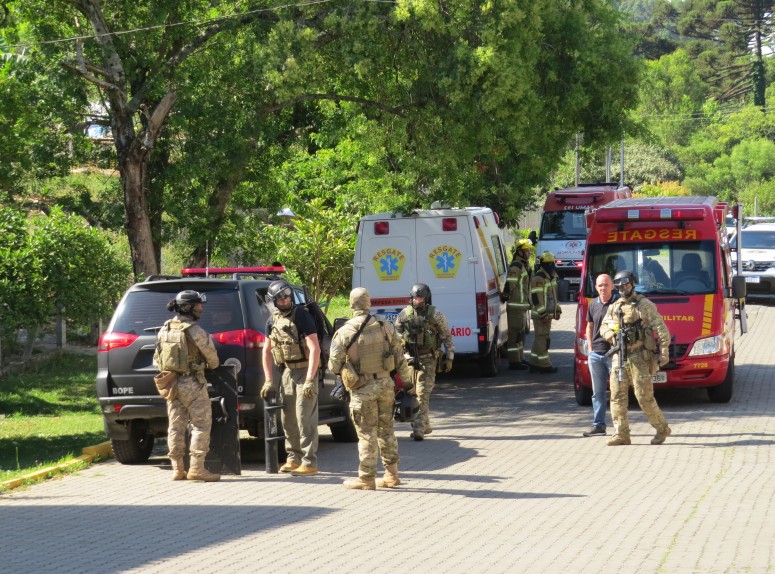 Após negociações, policiais conseguiram resgatar as vítimas e prender três pessoas - Fotos: Luis Carlos Müller/Rádio Spaço FM