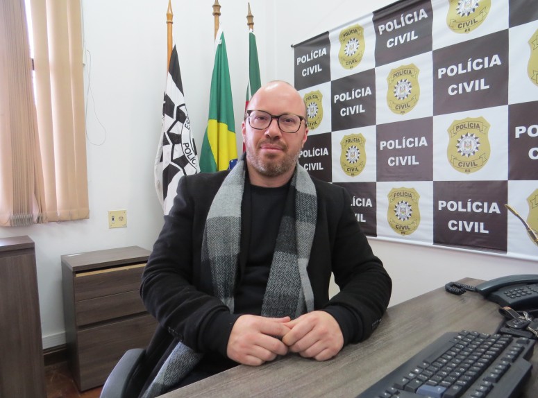 Delegado informou que as supostas vítimas abriram a porta do apartamento para os policiais