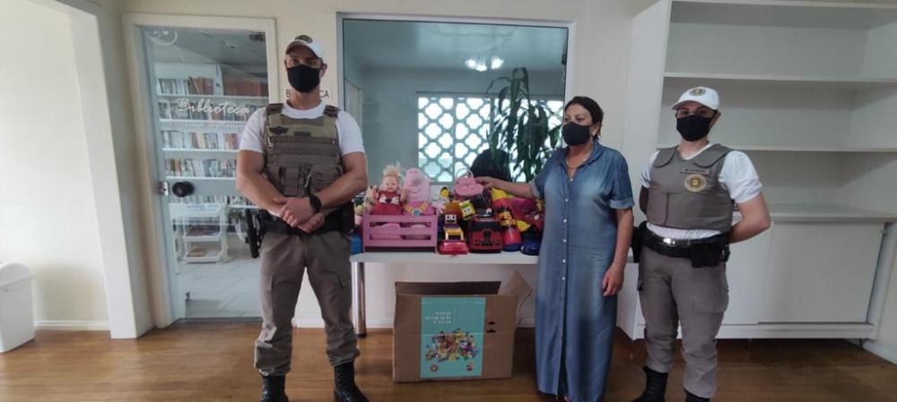 Brigada Militar de Bento entrega presentes da campanha