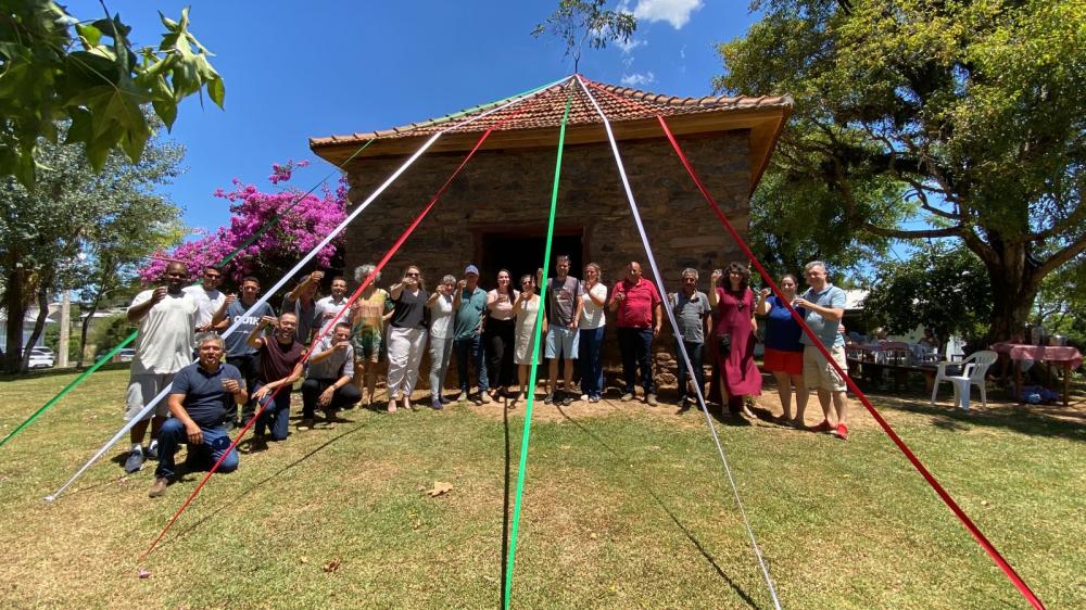A festa da Cumeeira na Itália se chama “Festa del Colmo”, onde os operários subiam galhos de árvores ou até árvores para enfeitar o telhado pronto -Patrícia Pasini Arquitetura/Divulgação