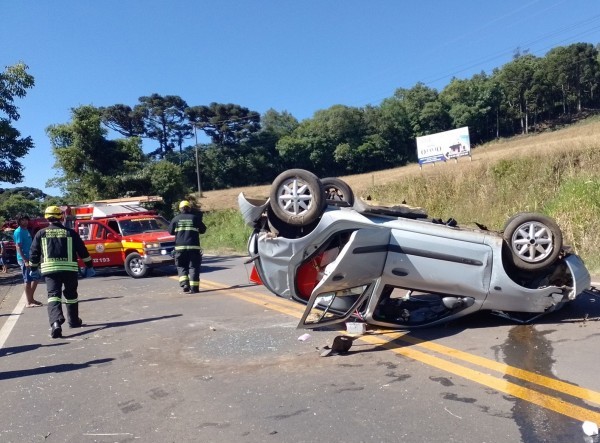 Motorista perdeu o controle do veículo e capotou na rodovia - Fotos: Adilson Locatelli/Radio A Voz FM
