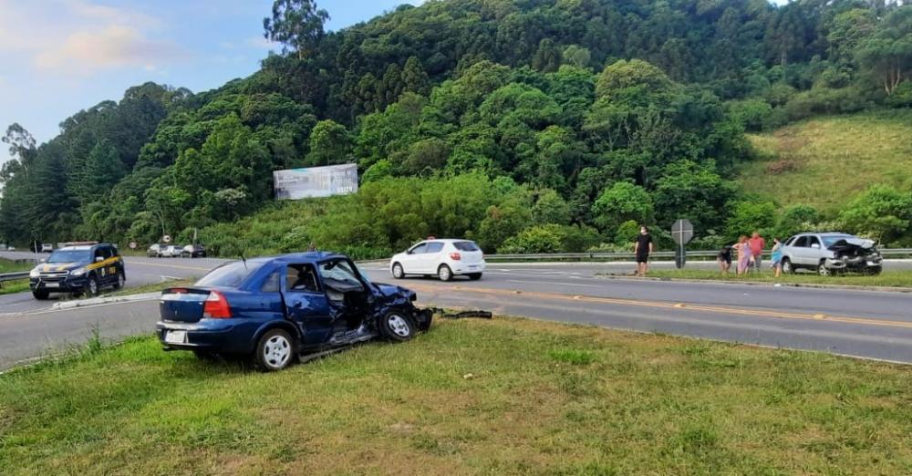 Trânsito ficou bloqueado por algumas horas no trevo São José - Foto: Flávio Antonio Balejo/Rádio Estação FM