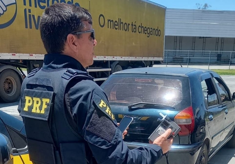 Motorista de Bento Gonçalves é flagrado dirigindo com latão de cerveja no litoral