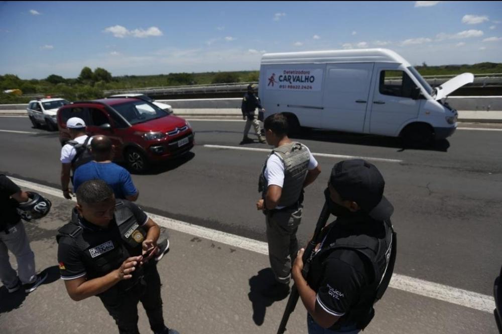 Policiais ainda procuram os criminosos - Foto: Laura Alves/Agência RBS
