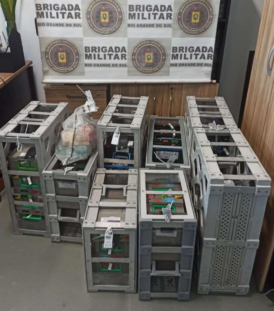 Mais de R$ 3 milhões foram recuperados dentro da van abandonada pelos criminosos.