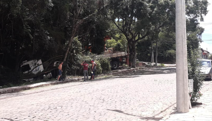 Motorista de carreta evita tragédia no bairro Imigrante, em Bento Gonçalves