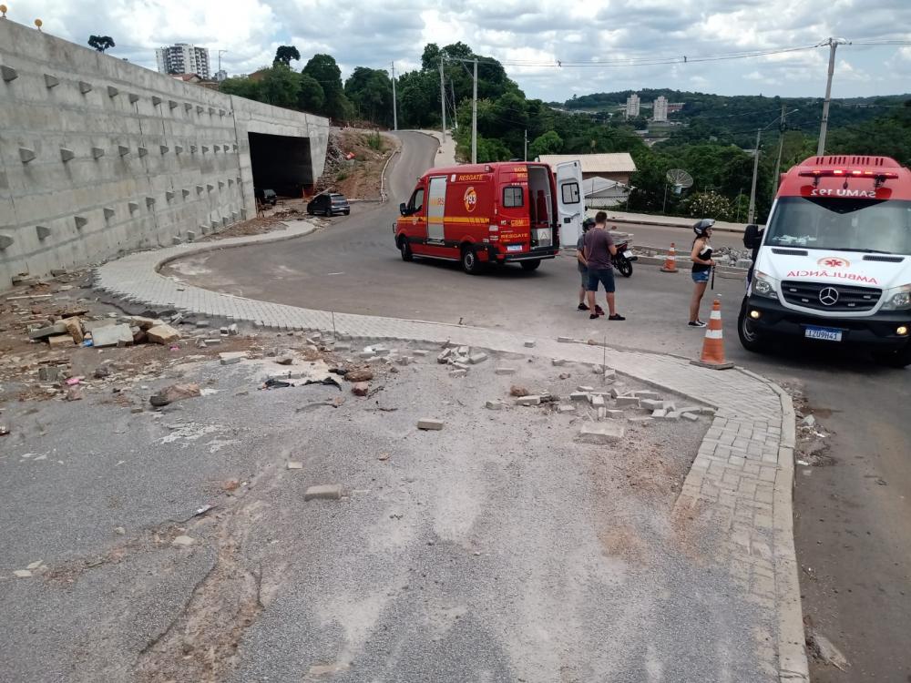 Motociclista se acidenta nas obras do túnel do São João, em Bento