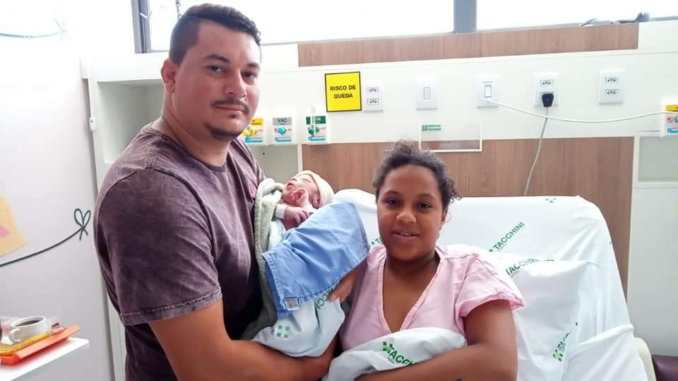 Pais Vanderlei e Elizandra com o filho Pedro Henrique