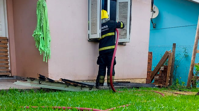 Após fim de relacionamento, mulher ateia fogo em seu quarto junto com os filhos
