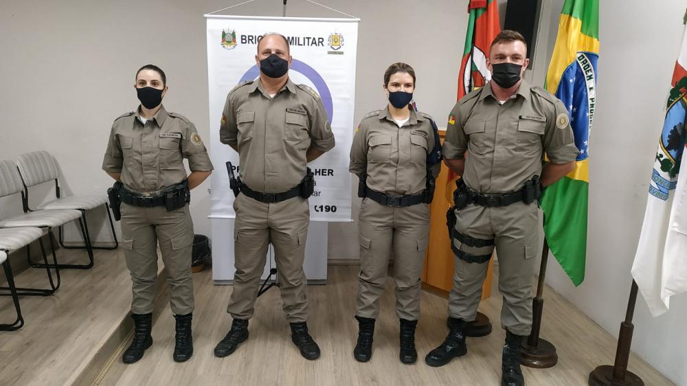 Durante a reunião, o tenente-coronel Becker e a capitão Estefanie – ao centro – apresentaram os policiais que formam a nova Patrulha Maria da Penha, agora com dedicação exclusiva (Foto: NB Notícias)