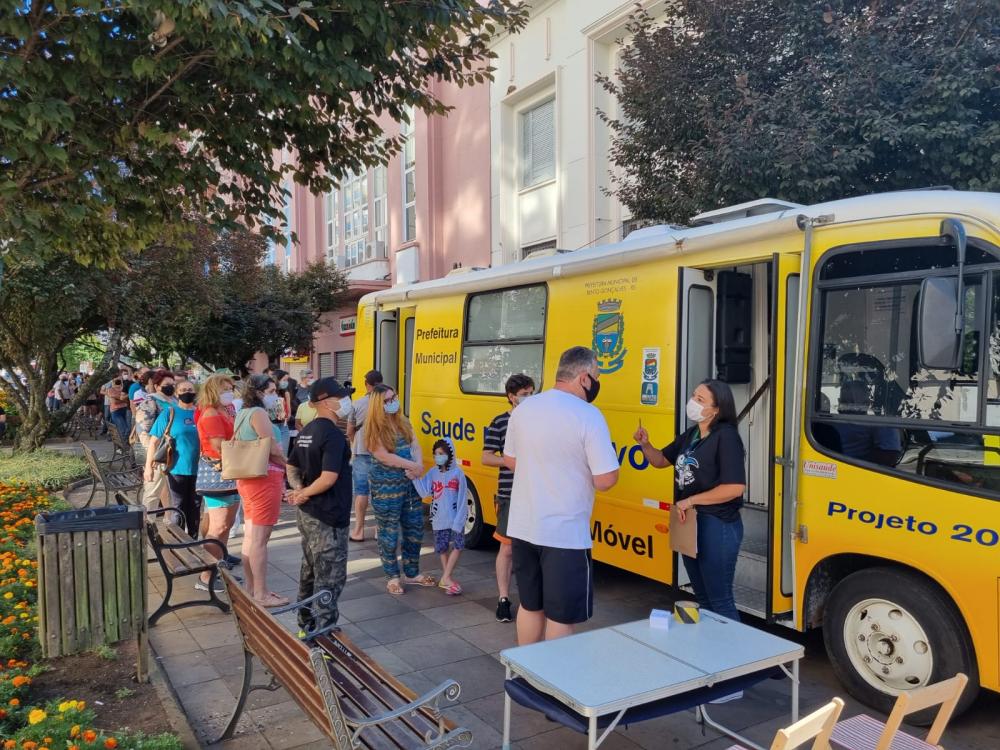 Fila para a vacinação se estendeu ao longo de toda a manhã de sábado na Via del Vino