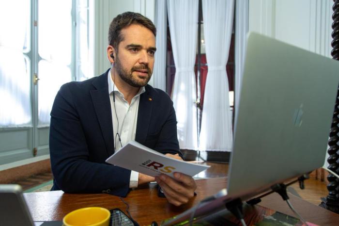 Após namorado testar positivo, Eduardo Leite confirma que está com Covid-19