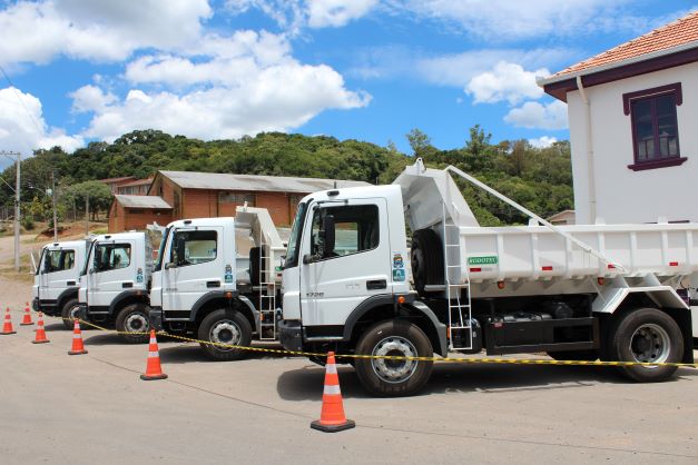 Subprefeituras de Bento Gonçalves recebem caminhão e Saveiro