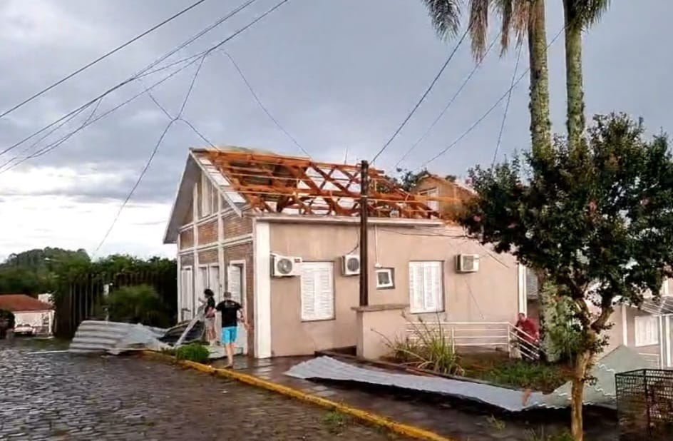 Prédio do CRAS, recém inaugurado, foi destelhado pela força dos ventos - Fotos: Reprodução