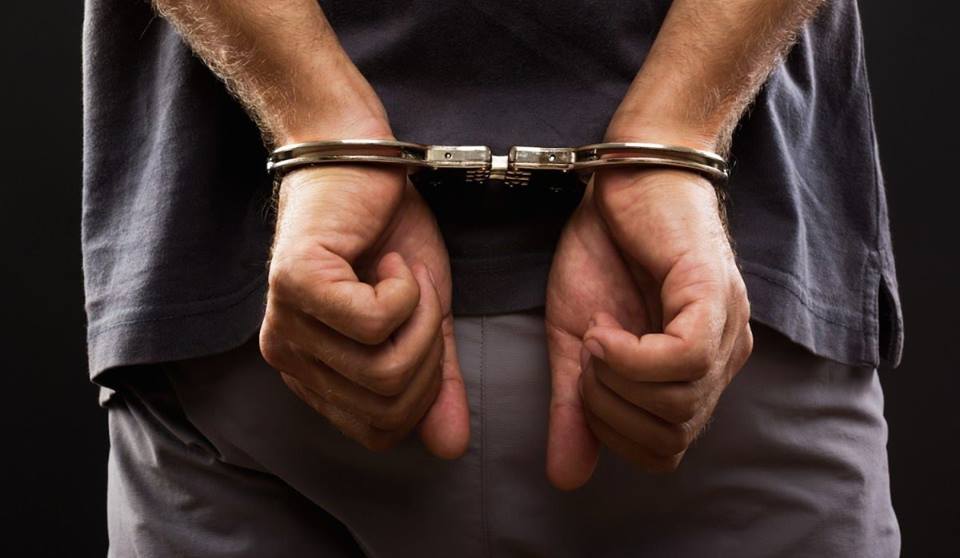 Indivíduo é preso após furtar farmácia e ser detido por populares no bairro Planalto, em Bento