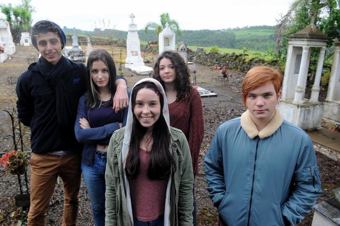 Talentos locais, Lóren Maite Panizzi e Paulo Reginatto Sbardelotto (à frente), Raphael Luciano Scarton, Larissa Tres e Juliana Zardo (atrás), são integrantes do grupo teatral Arte in Cena - Foto: Felipe Nyland/Agência RBS