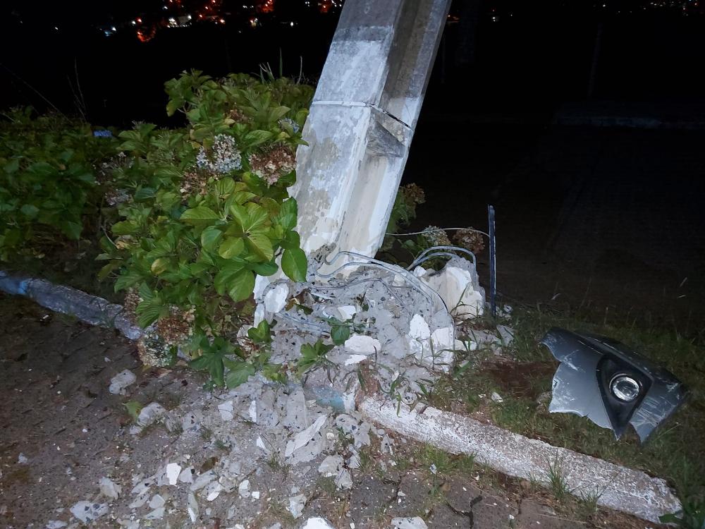Motorista bate em poste, foge do local de acidente e deixa bairro mais de 12 horas sem energia