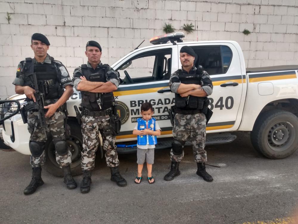 Menino de 3 anos fã da BM recebe a visita dos policiais em Bento Gonçalves