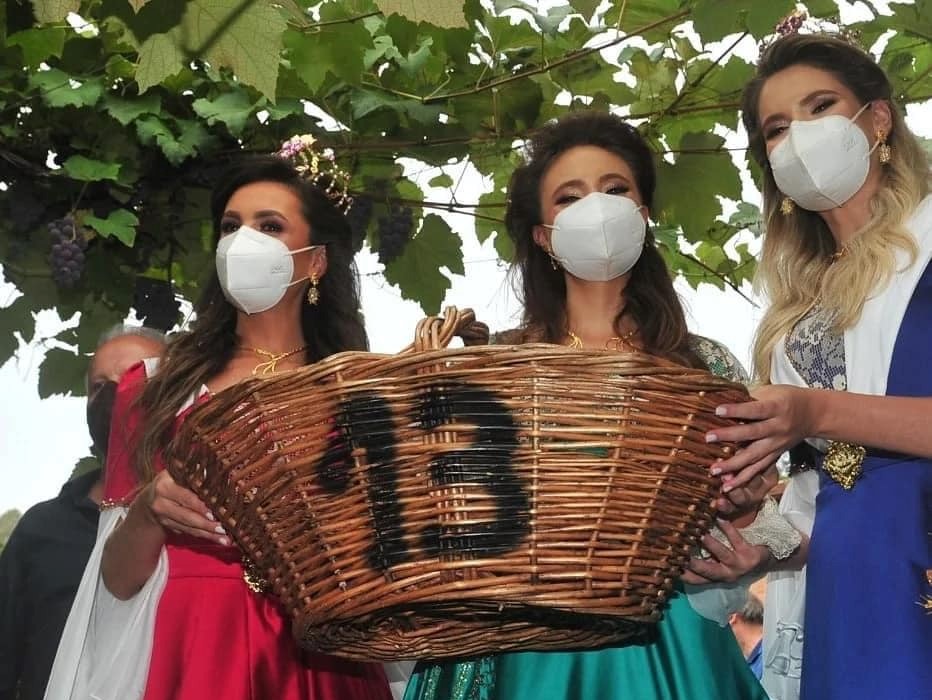 Soberanas da Festa da Uva precisaram fazer um vídeo explicando o motivo do uso da cesta com o número 13