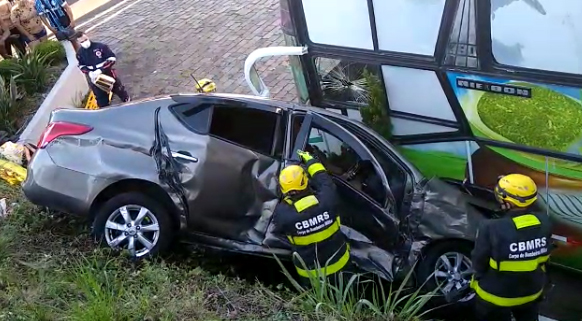 Colisão entre dois veículos deixa seis pessoas feridas em Bento Gonçalves