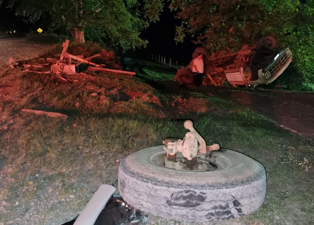 Caminhão Ford F11000 só não capotou porque ficou escorado em troncos de árvores - Fotos NB Notícias