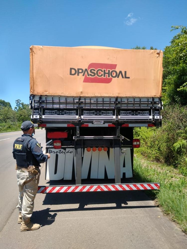 Caminhão com traseira arqueada é flagrado no PR - Trucão Comunicação em  Transporte