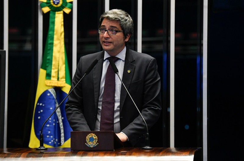O senador Carlos Portinho (PL-RJ) alertou que é perigoso as autoridades quererem resolver os problemas da economia do país por meio de leis. - Jefferson Rudy/Agência Senado