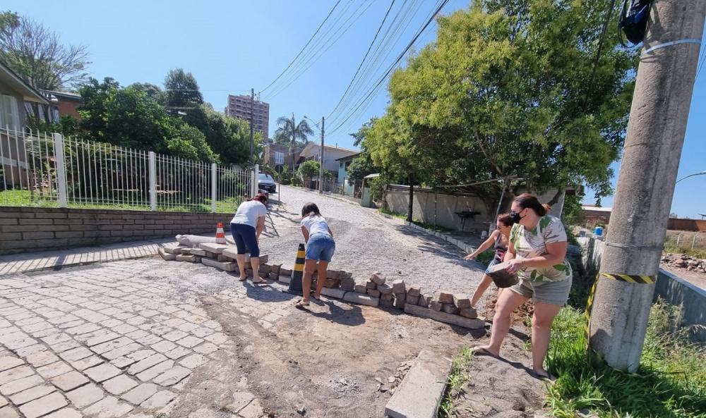 Em protesto contra lentidão da prefeitura de Bento, moradores trancam rua no Universitário