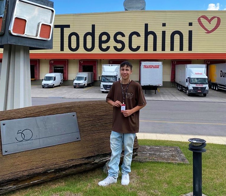 Com auxílio da Infoserv, sonho do menino Kevin foi realizado e hoje ele stá trabalhando na Todeschini