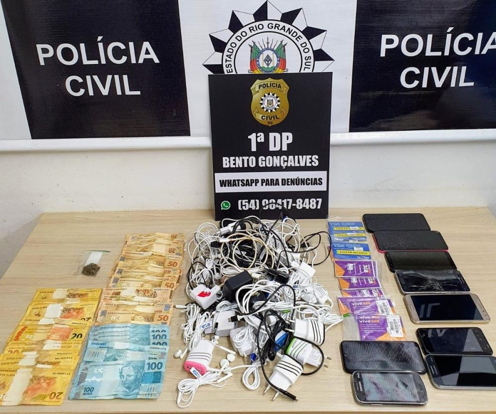 Objetos e dinheiro estavam acondicionados em pacotes protegidos com espumas - Foto: Polícia Civil/Divulgação