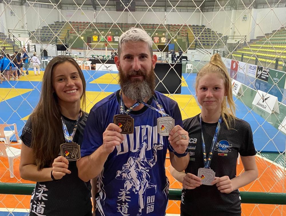 Samara e Érika, ao lado do sensei Fábio Ruffoni, representaram a equipe na categoria feminina / Foto: Divulgação