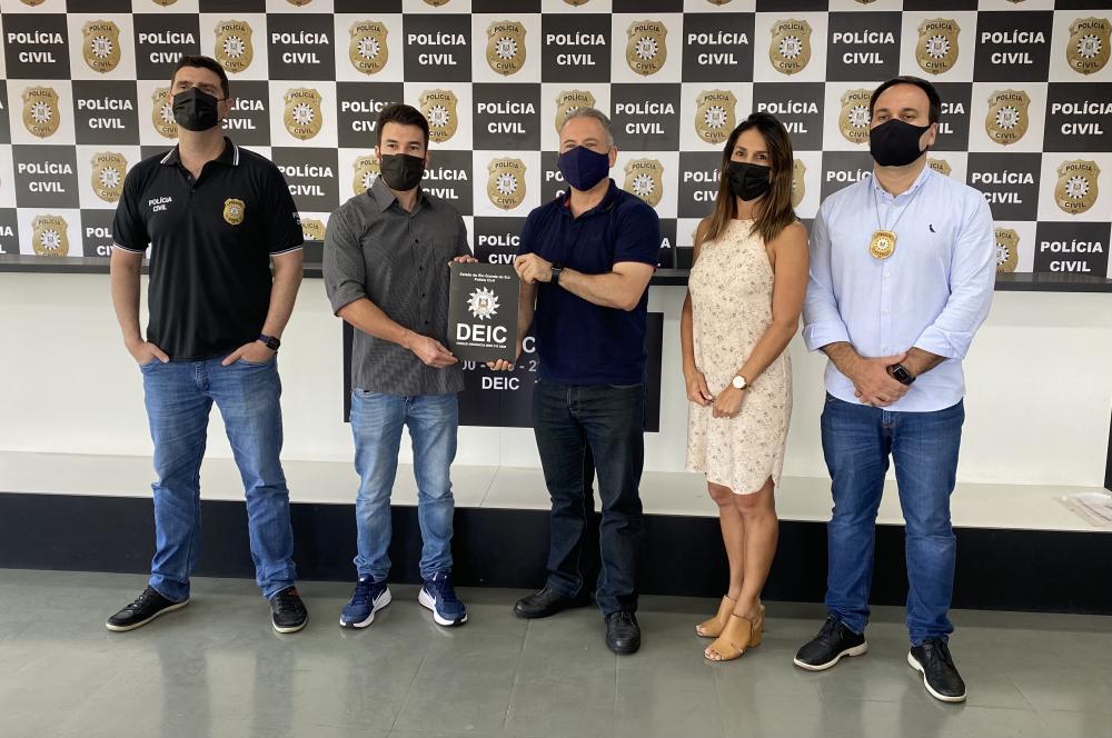 Da esq. para direita: Delegado Marcus Vinícius da Silva Viafore, diretor da Divisão de Combate à Corrupção e à Lavagem de Dinheiro, Luiz Katzap, da CySource, Sander Ribas Cajal, diretor do Departament