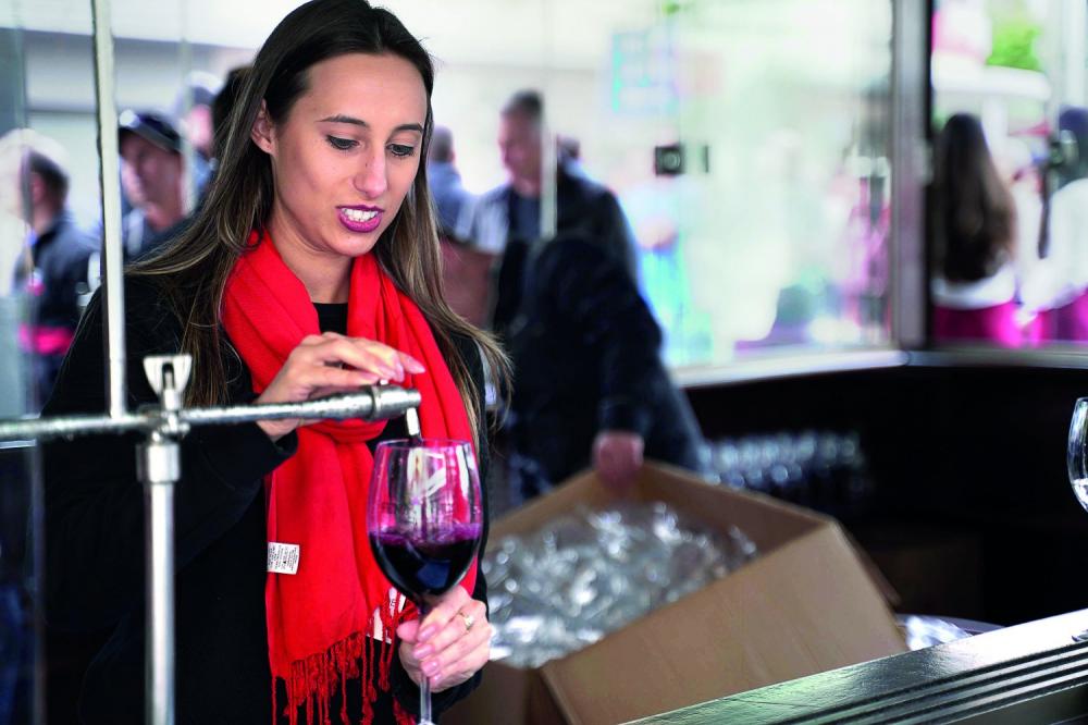 Vinho encanado será vendido e o suco de uva será gratuito