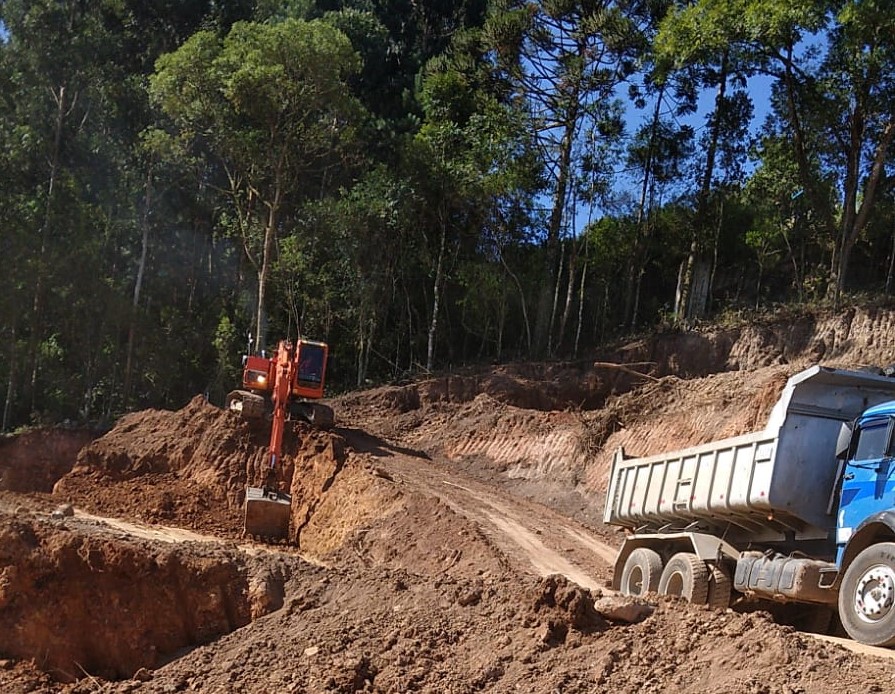 Fiscalização embarga obra que realizava grande desmatamento sem autorização em Bento Gonçalves