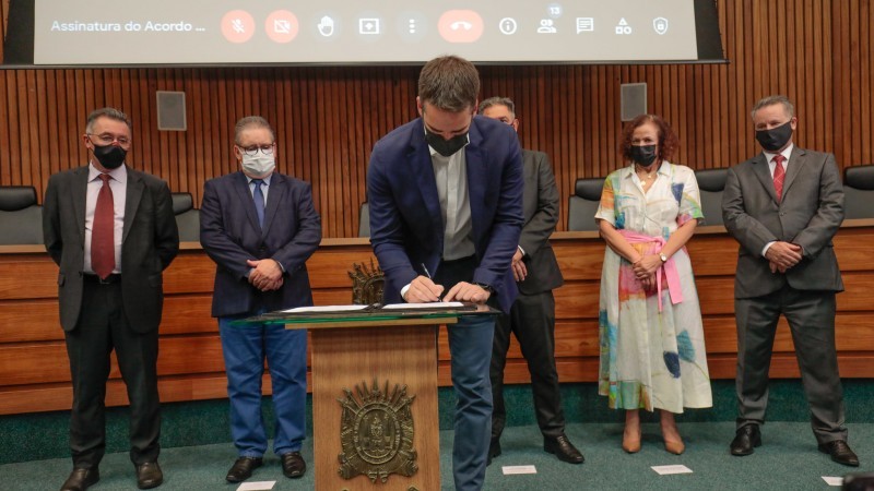 Leite, na assinatura do acordo, destacou a importância do grupo multissetorial manter crianças e jovens nas escolas - Foto: Itamar Aguiar/Palácio Piratini