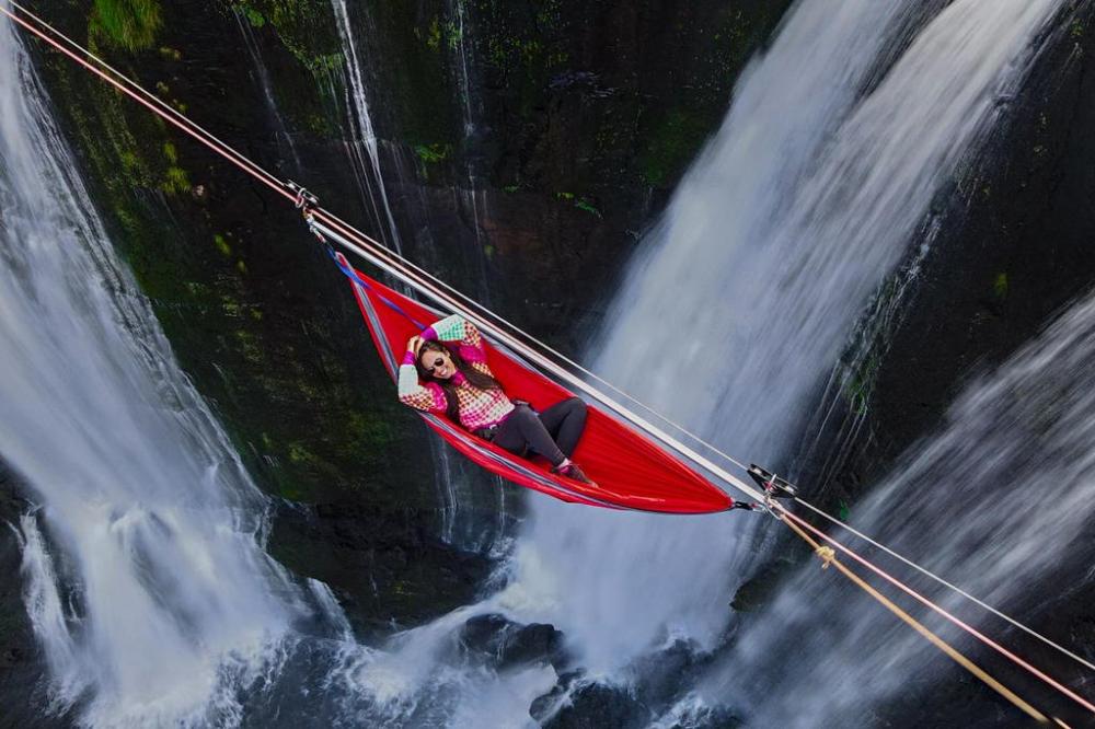 É possível até tirar uma soneca na rede suspensa sobre as cachoeiras do Rio Cerquinha - Fotos: Juliano Theis / Trip Selvagem / Divulgação