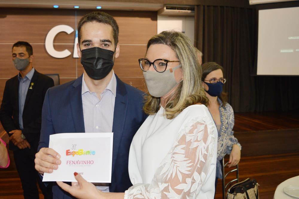 Presidente do CIC de Bento Gonçalves entregou convite ao governador Eduardo Leite - Foto: Tiago Garziera/Exata Comunicação